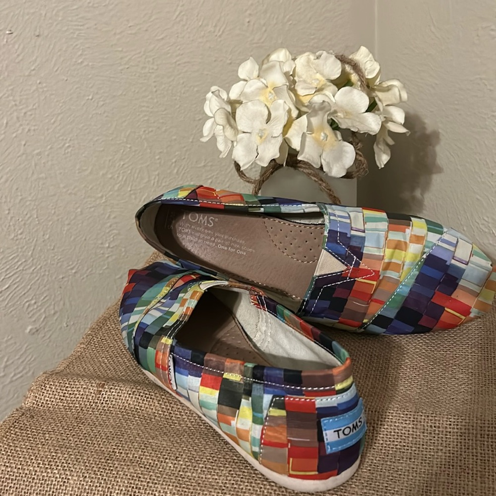 Tom’s multicolored size 7.5